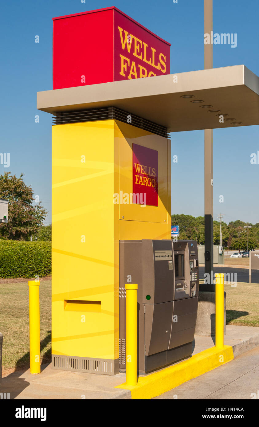 Wells Fargo Bank Drive-in-ATM in Snellville (Metro Atlanta), Georgia, USA. Stockfoto