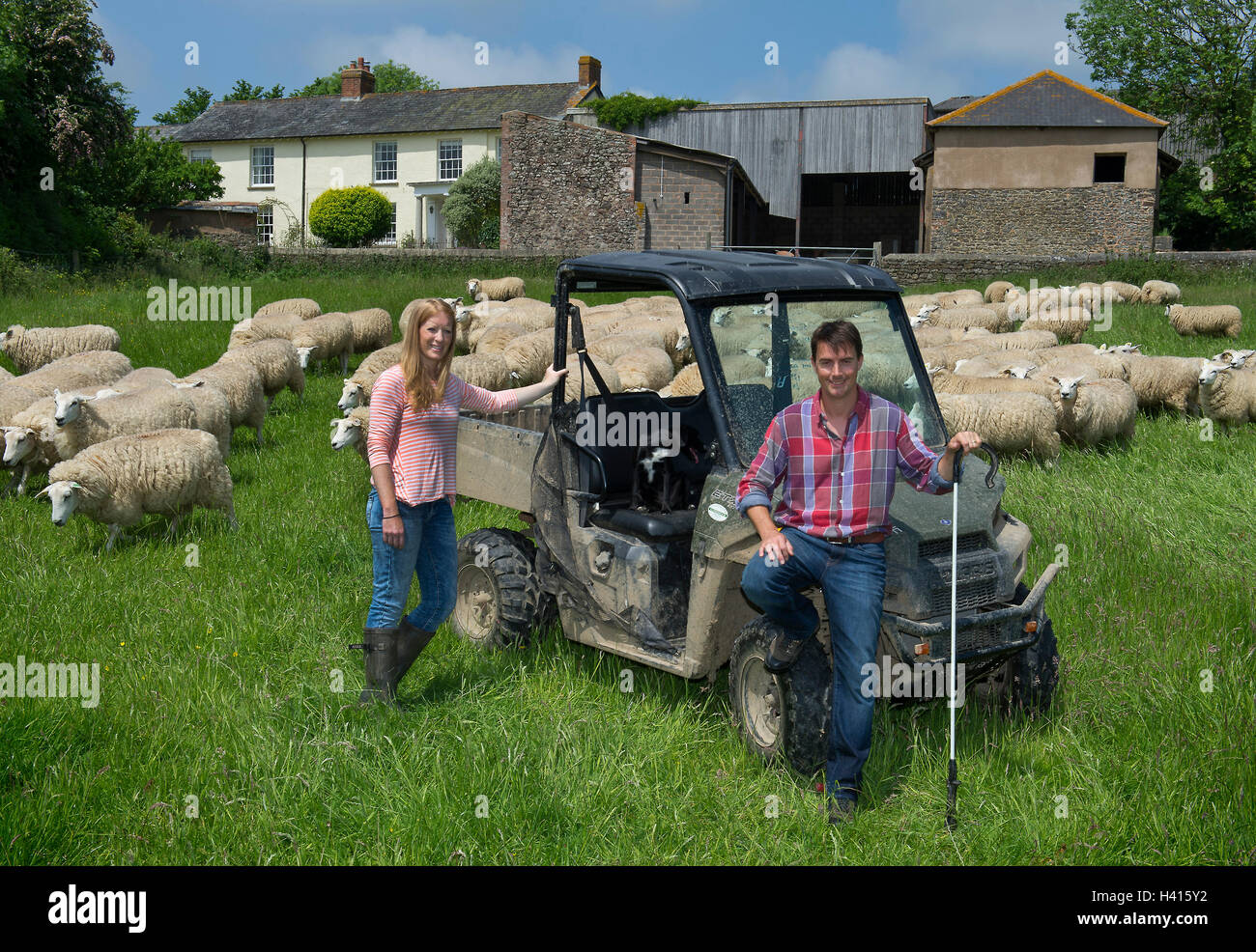 Neue junge Landwirte Rosanna & Ian horseley leben das gute Leben auf der Schäferei in Devon nach verlassen London. Eine im Vereinigten Königreich Stockfoto