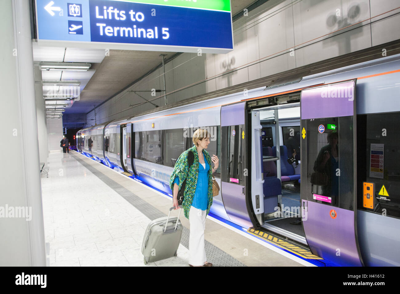 Fluggast bei Nichtbeförderung Zug Bahnhof im Terminal 5, fünf, am Londoner Flughafen Heathrow, London, England, UK, Europa. Stockfoto