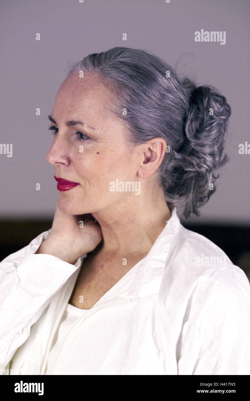 Senior, Lächeln, Seitenansicht, Geste, Porträt, Frauen Porträt, Frau, 50-60 Jahre, Best Age, Zufriedenheit, Gleichgewicht, Langhaarig, grauhaarige, hohe Frisur, Make-up, diskret, course, Natürlichkeit Stockfoto