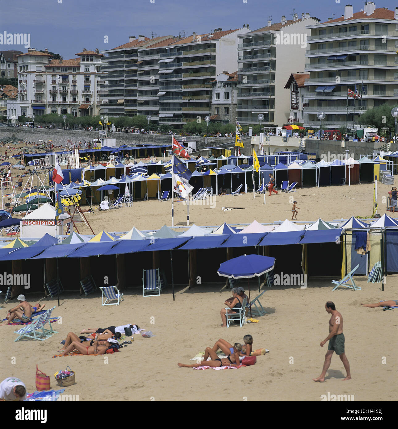 Frankreich, Aquitanien-Poitou, St-Jean-de-Luz, Strand, Strand Zelten, Europa, baskischen Provinzen, Strand, Sandstrand, Badegäste, Zeltdächer, Sonnenschutz, Windschutz, Tierheim, Umkleideräume, Sommer, Meer, Atlantik, Atlantik, Tourismus, Tourist, außerhalb Stockfoto