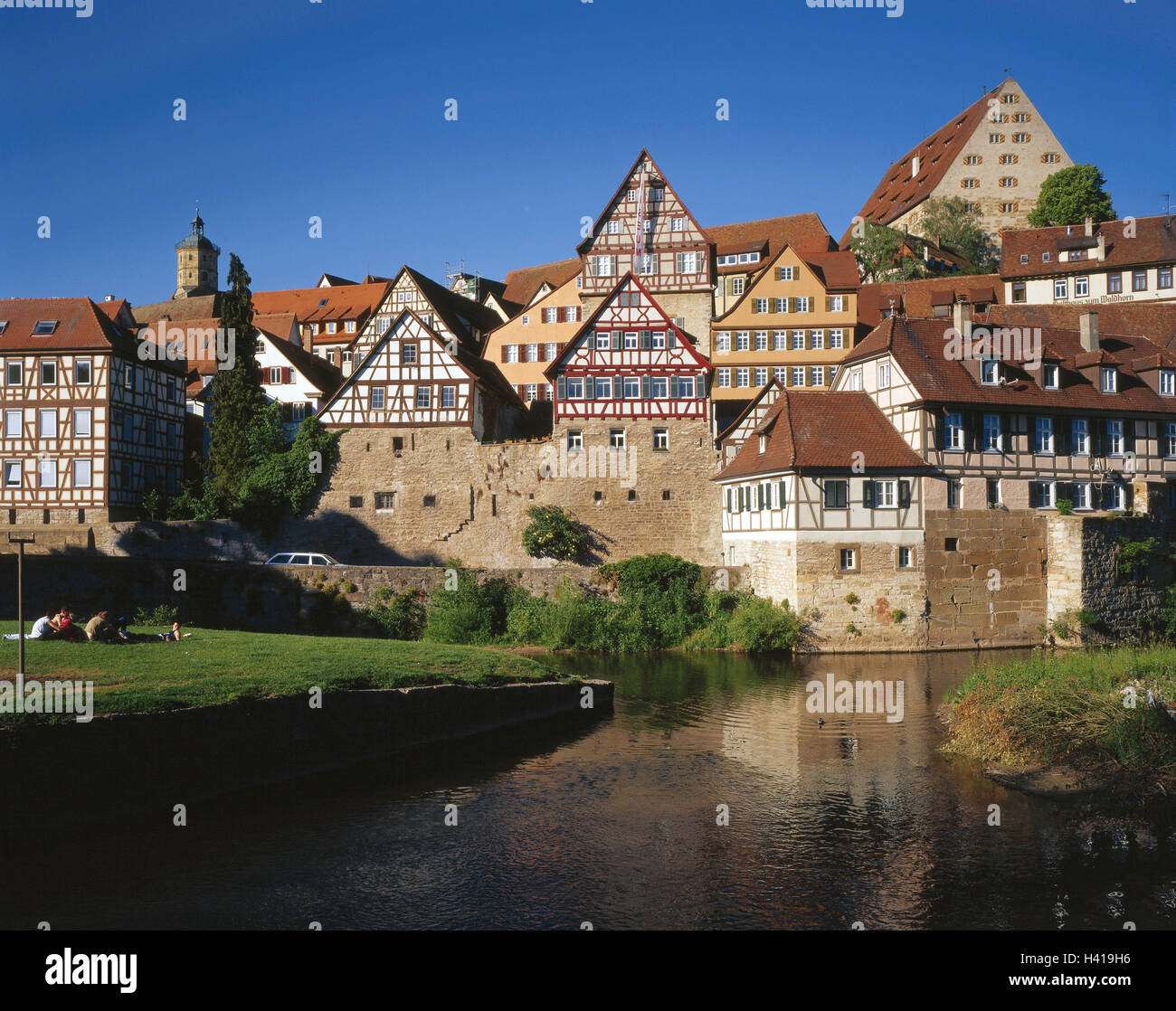 Deutschland, Baden-Wurttemberg, schwäbischen Ton, Stadt Blick, Altstadt, Fluss Kocher, Europa, Stadt, Bezirk, Stadt, Teil Saltmaker der Stadt, historisch, Ort von Interesse, Strukturen, Architektur, Häuser, Wohnungen, Häuser, Fachwerk, Fachwerk Häuser, Fachwerkbauten, Baustil, Riverside, Ufer, Wiese, junge Personen, nehmen sie einfach Stockfoto