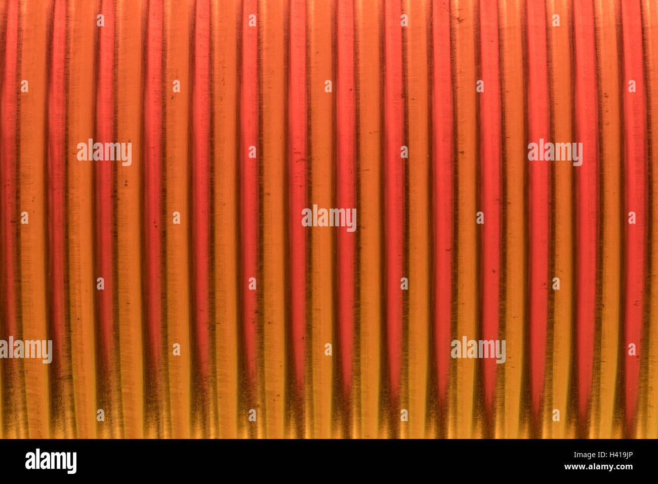 Abstraktes Bild mit Metall-/Blechdose Stärkung Bergrücken (eigentlich eine gebackene Bohnen tin) mit leuchten rot-orange farbigem Licht. Abstrakte Stahl kann. Stockfoto