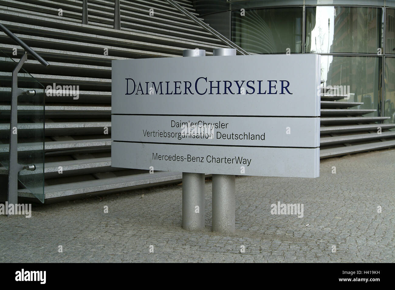 Deutschland, Berlin, DaimlerChrysler, Bürogebäude, Eingang Range, Detail, Zeichen, Europa, DaimlerChrysler Opus, Mercedes-Benz, Mercedes, "DaimlerChrysler marketing Organisation Germany", "DCVD", Automobil-Industrie, Automobilindustrie, Auto, Wirtschaft, Industrie Stockfoto