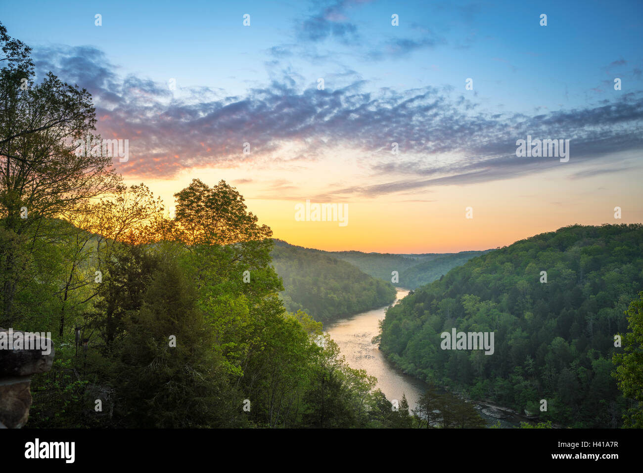 Cumberland Falls State Park, Kentucky: Sonnenaufgang über dem Cumberland River schlängelt sich durch Appalachian Berge Stockfoto