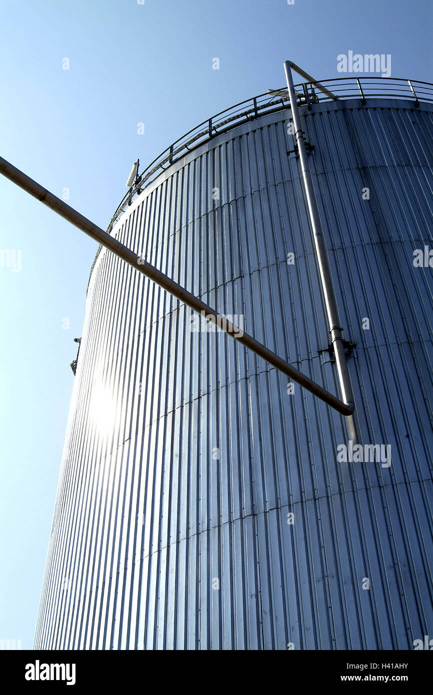 Raffinerie-Anlage, Lager-Tank, Detail, von unten, Erdölraffinerie, Raffinerie, Industrieanlage, Petrochemie, Erdölaufbereitung, Erdöl, Energie, Energieversorgung, Energiewirtschaft, Mineralölverarbeitung, Industrie, Wirtschaft, Verarbeitung, Rohöl, Erdöl-Industrie, Tank, Rohr, Kabelkanal, Schaltung, Europa, Deutschland, Nordrhein-Westfalen, Ruhr Gebiet Ruhr Pot, Gelsenkirchen, Opus Scholven, BP Refining & Petrochemie Stockfoto