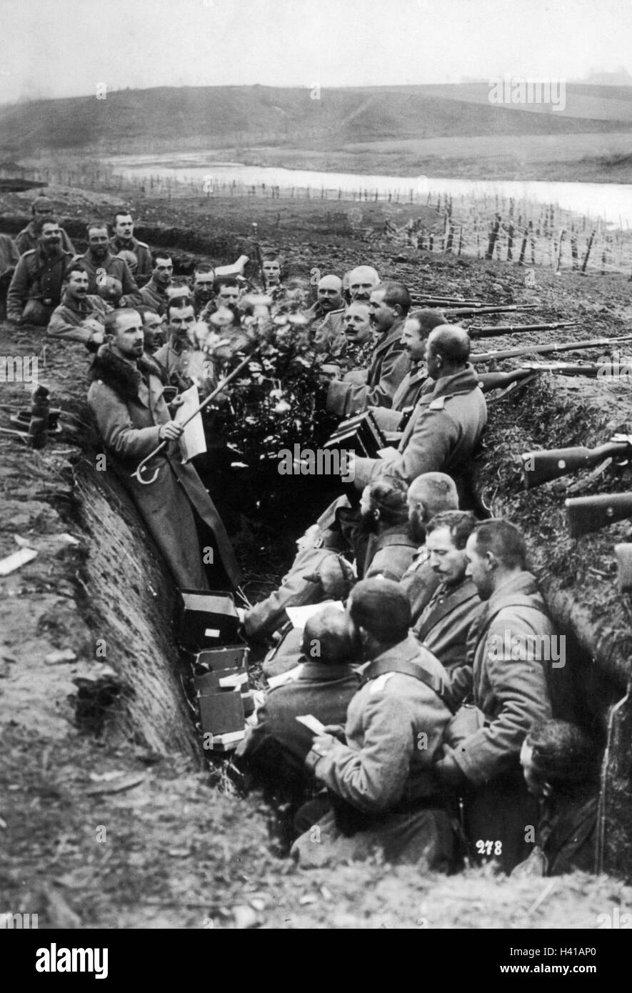 WINTER Waffenstillstand 1914 deutsche Soldaten singen Weihnachtslieder in einem Graben Stockfoto