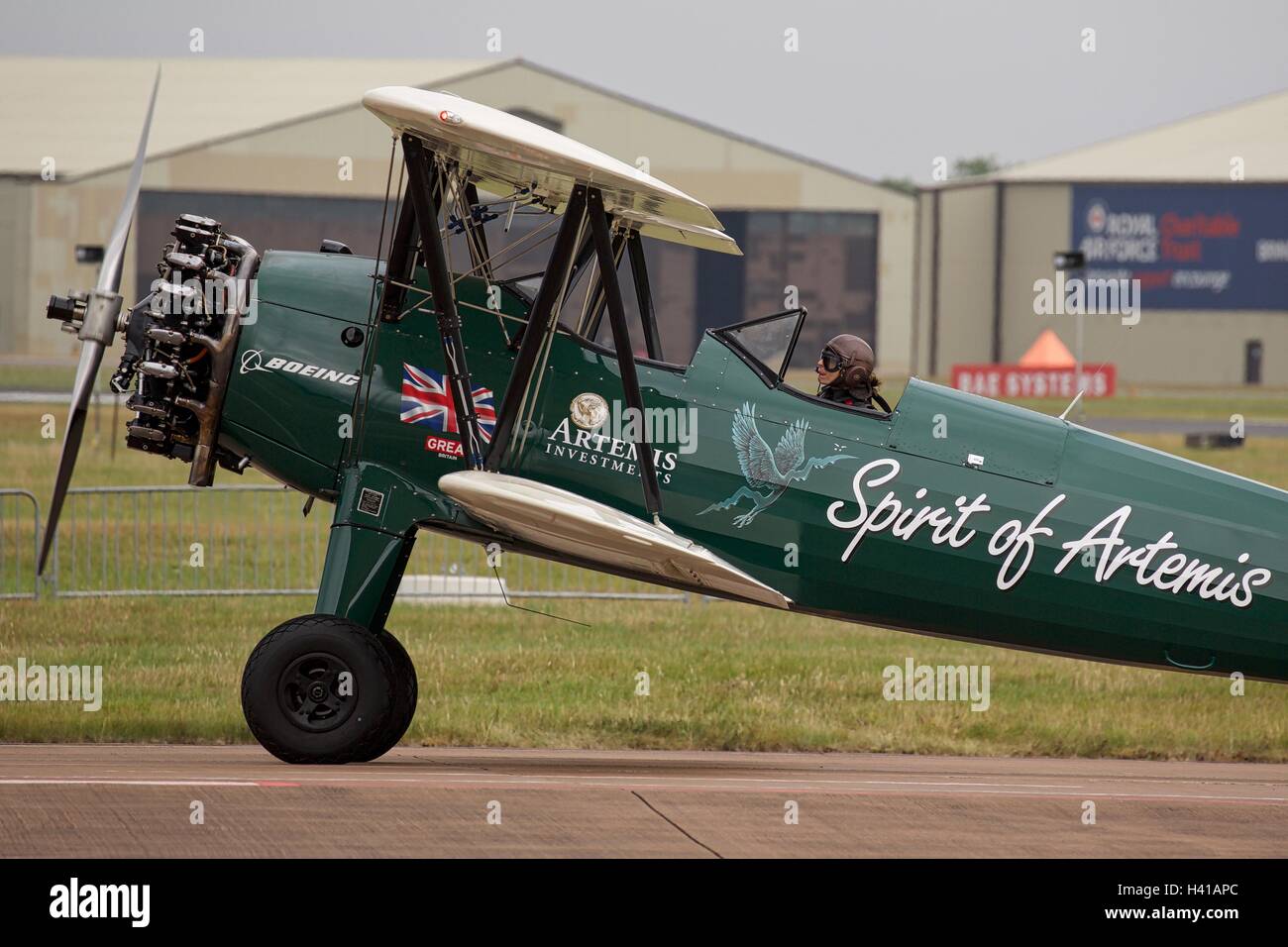 Tracey Curtis-Taylor in ihrer Boeing Stearman "Geist der Artemis" in der Royal International Air Tattoo ankommen. Stockfoto