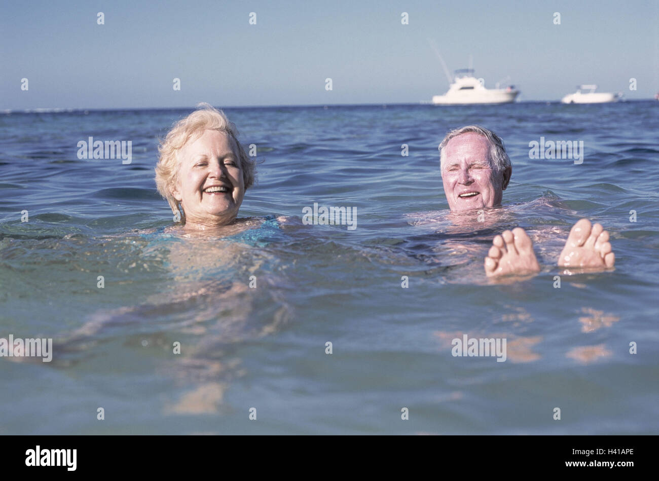 Älteres Paar, Urlaub, Meer, haben ein Bad, glücklich, paar, Senioren, Rentner, Rentner paar, 70-80 Jahre, Rentenalter, Sommerurlaub, Sommer, Wasser, Schwimmen, Schwimmen, Rückenschwimmen, Abkühlung, Erfrischung, Glück, lachen, genießen, Vergnügen, Freude, Hu Stockfoto