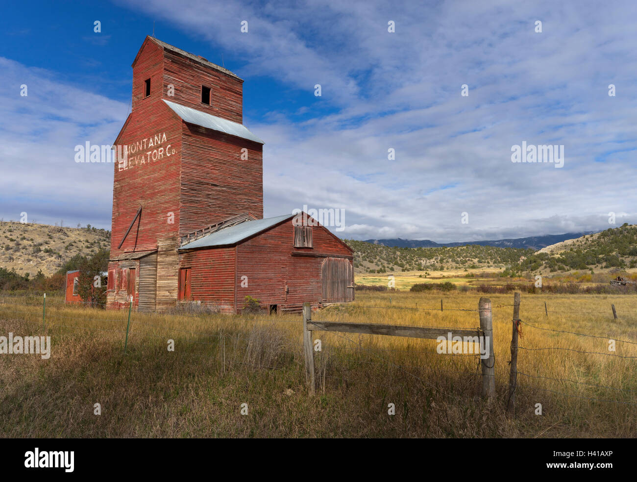 Gallatin County, MT: Alte Montana Grain Elevator mit am Nachmittag Wolken Stockfoto