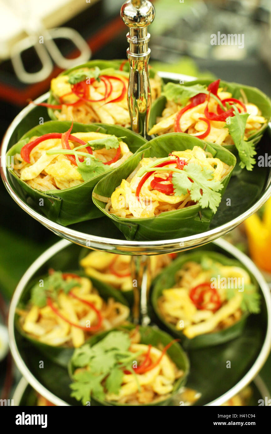 , Stillleben, Essen, asiatisch, Etagere, Banane Blatt gewölbte Platten, Salat-Bar, Restaurant, Essen, Konsum, Spezialität, in der Regel in Japanisch, Gericht, Vorbereitung, liebevoll, appetitlich, Salat aufgetischt Platten, Nahrungsmittel, Stillleben Stockfoto