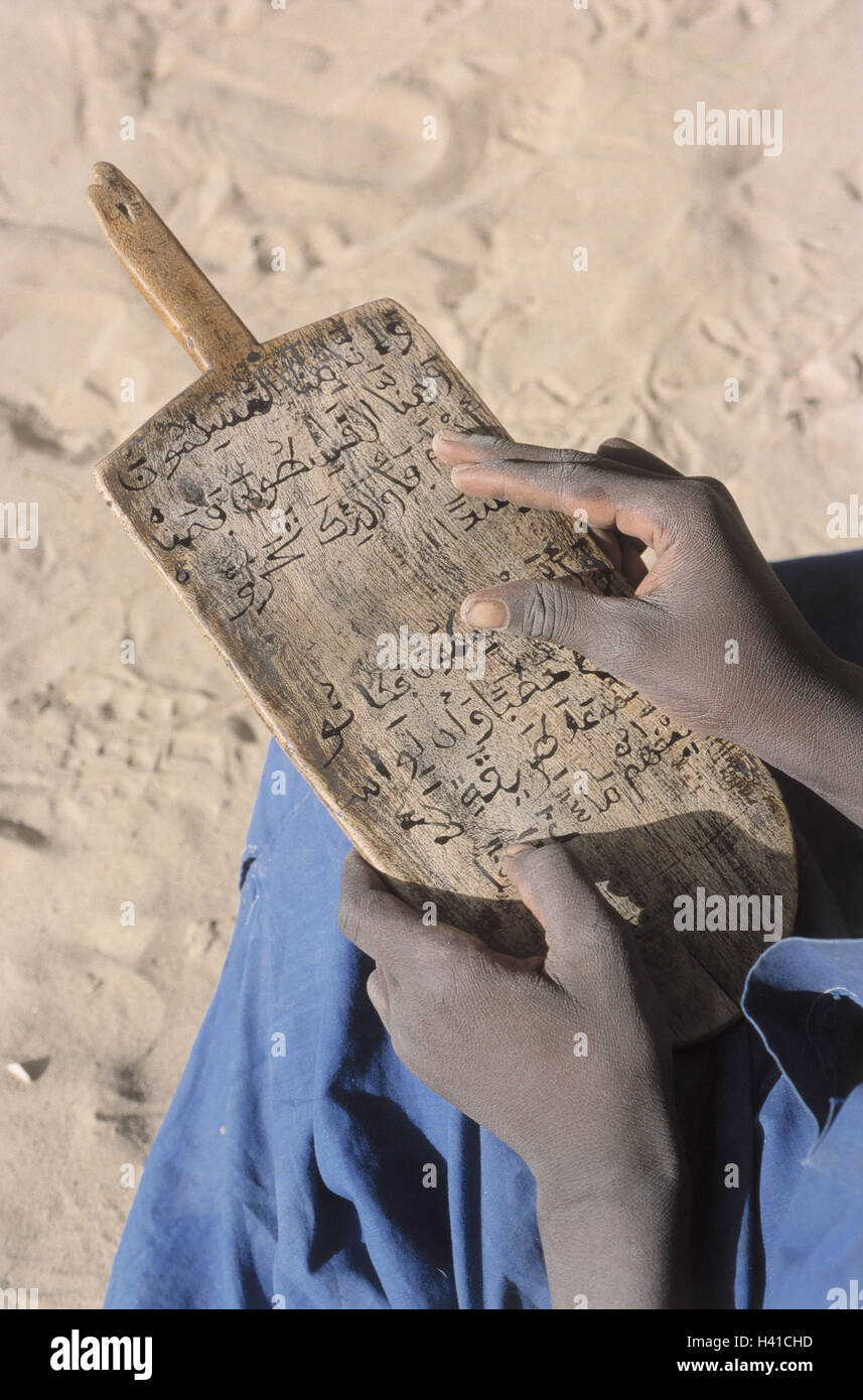 Mali, Timbuktu, Madrassa, Gläubige, Detail, Hände, Koran, Abbildung Schriftart Mitteilung an Bord, Koran, Afrika, West, Afrika, Oasenstadt, Kind, junge, Brett der Muslim, Koran, Koran bemerken an Bord, hold, Figuren, in arabischer Sprache, glauben, Religion, Islam, beten, lernen, draußen Stockfoto