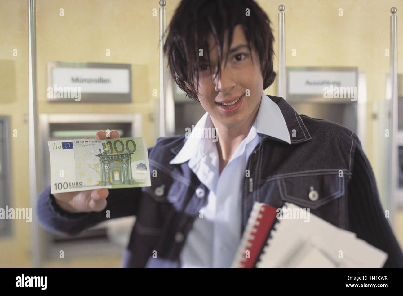 Bancomat, junger Mensch, Student, 100 Euro, Geldschein, Gegenwart, Porträt, Bank, Kreditinstitut, monetäre Rückzug, Geld, entfernen, Mann, jung, Ausdruck, Stimmung, positiv, stolz, Freude, bitte, Schule Bücher, Notebooks, Schuljungen, Taschengeld Stockfoto