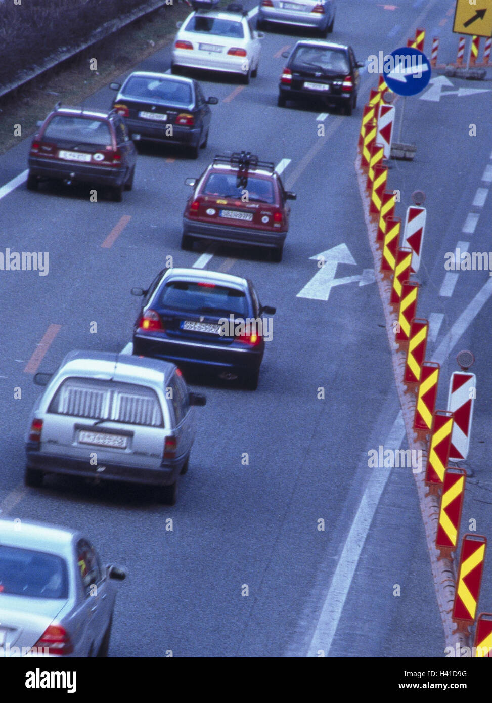 Verkehr, Autobahn, Autos, Einfädelspur, Männer Arbeit Spektrum Mark machen unkenntlich Verkehr, Strassenverkehr, Pkw, Rückansicht, Tipp, Straße Würgen Passage, Design und Layout von einer Straße, Vermittlung, Film, Verkehr, Schilder, Richtungspfeil, Männer bei der Arbeit, Ro Stockfoto