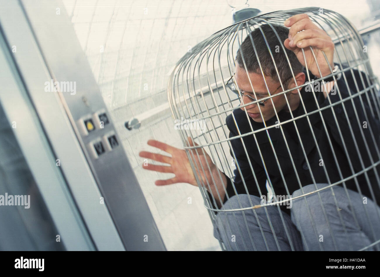 Mann, Kartenträger, gefangen, Konzeption, Business, Büro, Geschäftsmann, Büroangestellte, jung, Vogels Kartenträger, gefangen, eingesperrt, Gefangenschaft, schwache, ohnmächtig, hilflos, Hilflosigkeit, ausgeliefert, Unterdrückung, Diskriminierung, Sklaverei, Belästigung, Vorlage, Stockfoto