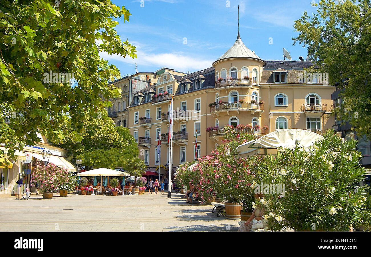 Deutschland, Baden-Wurttemberg, Baden-Baden, Konrad Adenauer Platz, Straßencafé, Europa, Stadt, Stadt Zentrum, Konrad-Adenauer-Platz, Café, Gäste, Gebäude, Häuser, Passanten, Fußgänger Stockfoto