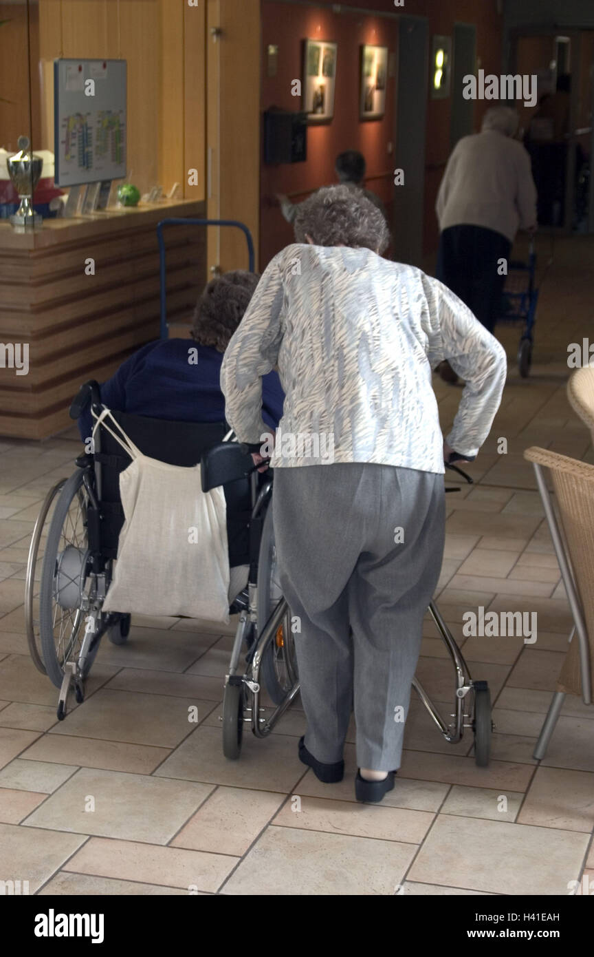 Altersheim, Halle, Senioren, ungültig, Rollstuhl, zu Fuß Hilfe, Rückansicht, Altenheim, Pflegeheim, Senioren Heim, Seniorenheim, Frauen, Senioren, 70-80 Jahre, Zeitvertreib, Aktivität, Veränderung, zusammen, Unterhaltung, Alter Mensch, Stockfoto