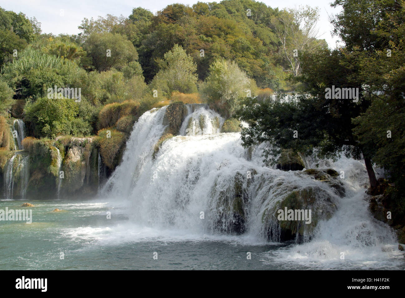 Kroatien, Dalmatien, Krka National Park, Fluss Krka Skradinski Backen Wasserfälle, Europa, Südost-Europa, Balkan-Halbinsel, Balkanhalbinsel, Republika Hrvatska, Dalmatische Küste, Norddalmatien, Nähe Sibenik, Nationalpark, Wald, Bach, Wasser Stockfoto