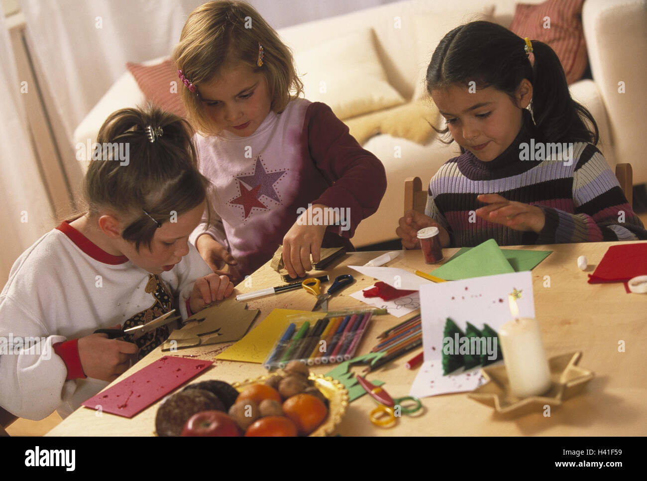 Yule-Flut, Kinder, Weihnachtszeit, Adventszeit, für Weihnachten, Mädchen, Geschwister, Schwestern, Freunde, drei, Freundschaft, Aktivitäten, Freizeit, Hobby, Lifestyle, innen machen Stockfoto
