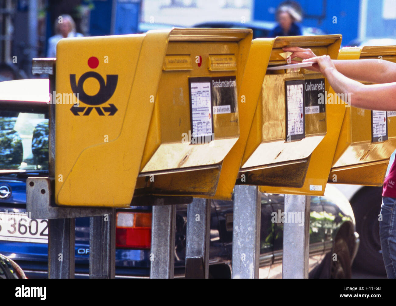 Post Postfächer, Detail, Frau, Hände, post, zurückwerfen, Ansicht, Detail, Post Briefkasten, Briefkasten, Postfach, Brief, Post Wurf in Kommunikation, Korrespondenz, Nachrichten, senden, senden, schriftliche Korrespondenz, Korrespondenz, Kontakt, Postwesen, Zustellung durch Post, Dienstleistungen, Service, Kommunikation, außerhalb Stockfoto