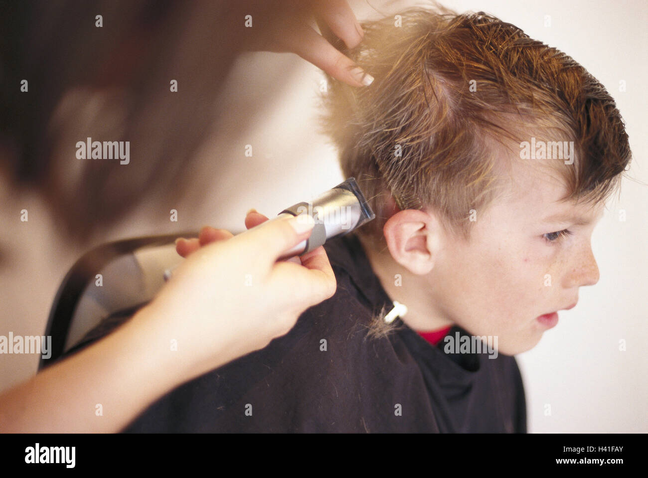 Friseur Junge Haarschnitt Detail Friseursalon Friseursalon Friseur Frau Arbeit Beruf Handwerk Handwerk Beruf Kind Kunde Haare Schneiden Haare Mut Gerat Clippers Professionalitat Haarpflege Symbol Konzeption Anderung Trend Frisur