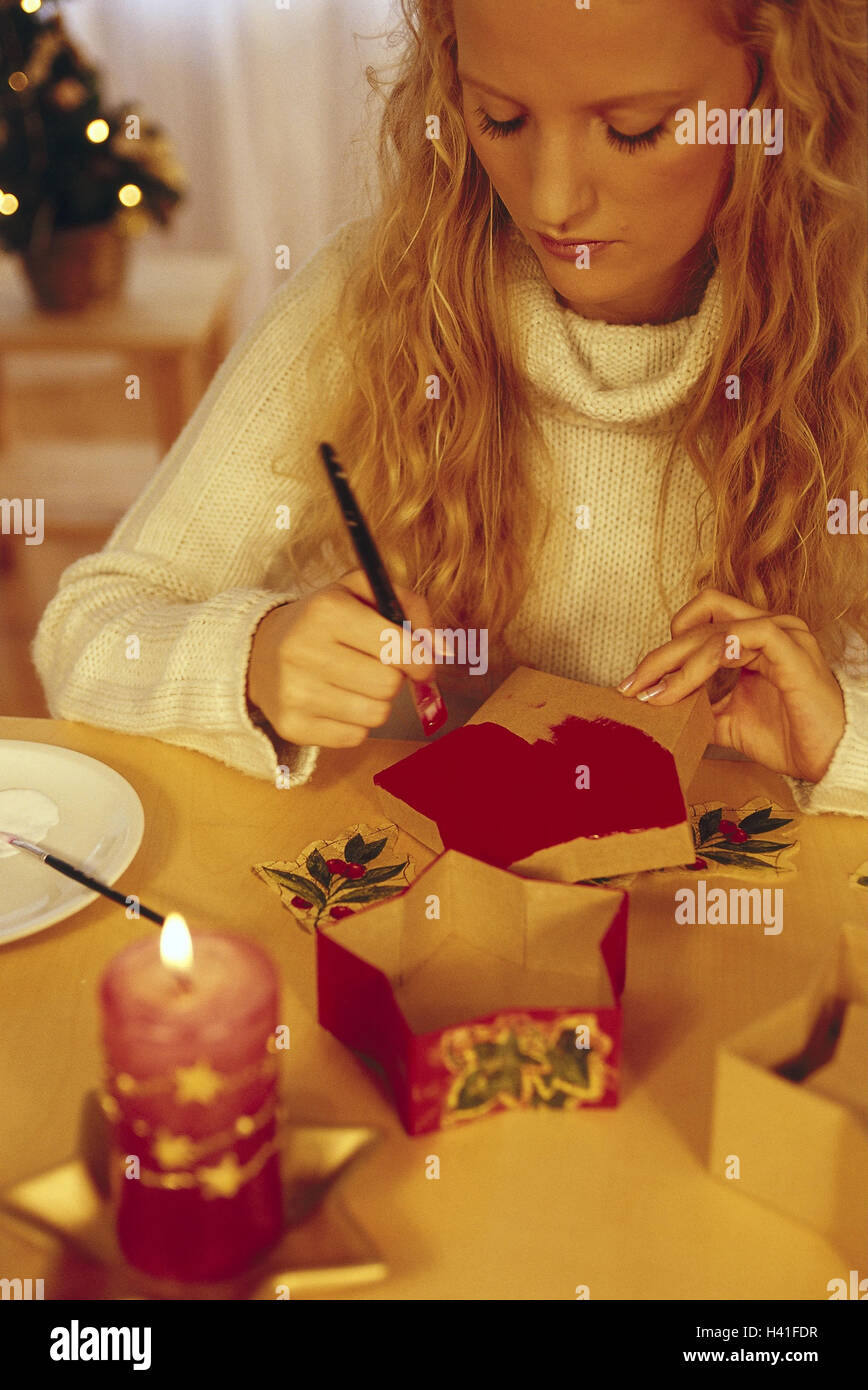 Adventszeit, Frau, Handwerk, Splitter Box malen Advent, Weihnachtszeit, für Weihnachten, Weihnachten, Yule Flut, Aktivitäten, Freizeit, Hobby, Handarbeit, malen, Farbe, Lifestyle, innen Stockfoto