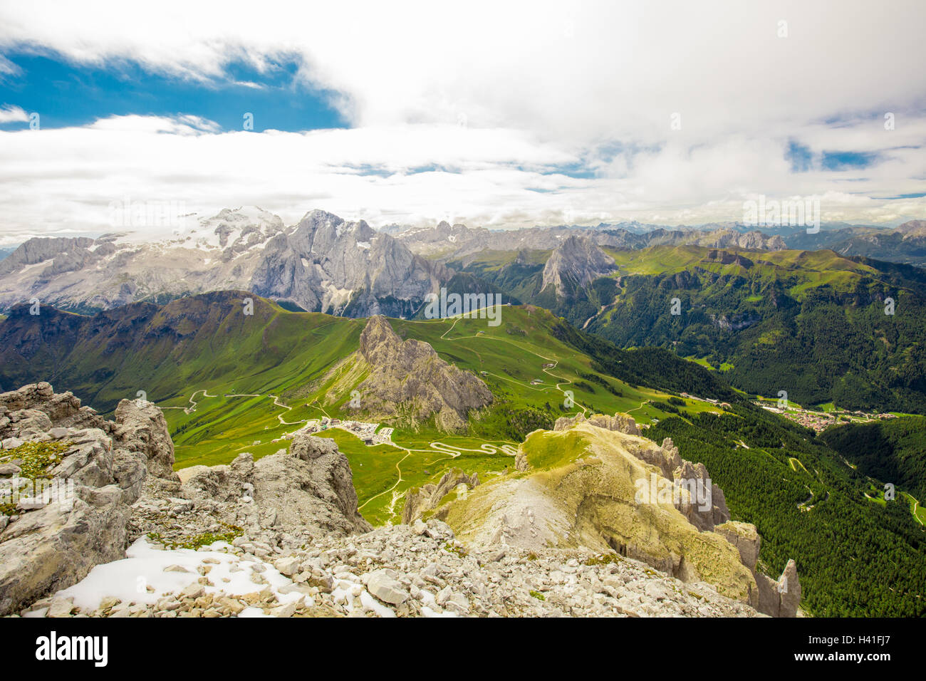 Pordoi pass Mountain Road und Marmolada Gebirge gesehen vom Sass Pordoi Plateau in Dolomiten, Italien, Europa Stockfoto
