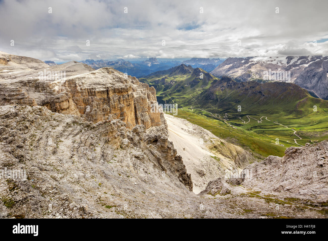 Pordoi pass Road Bergtal und Piz Boe gesehen vom Sass Pordoi Plateau in Dolomiten, Italien, Europa Stockfoto