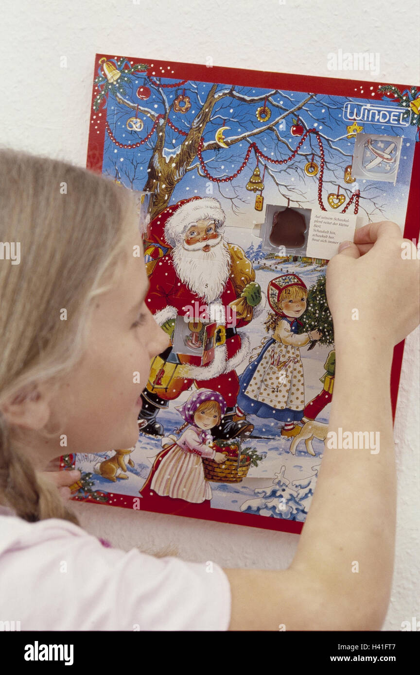 Adventskalender, Mädchen, kleine Türen öffnen, Detail, Weihnachten, Advent,  Weihnachten, Kalender, Kind, gefallen, Freude, hand, Tür, offen,  Schokolade, süße, süße, zu Weihnachten Stockfotografie - Alamy