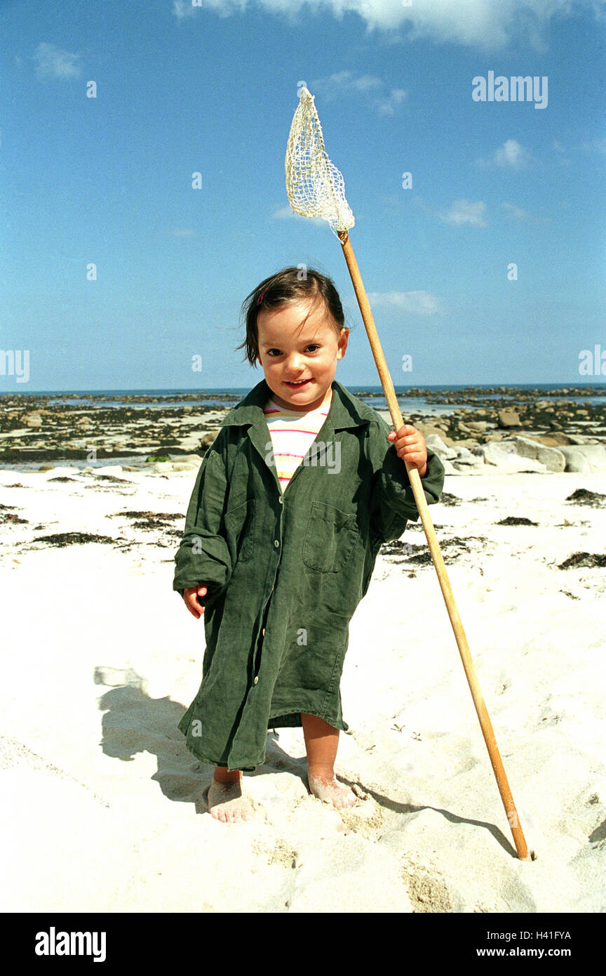 Strand, Mädchen, Shirt, Oversize, barfuß, Kescher, lächelt, wind, 3 Jahre, Kind, Kleinkind, Erwachsene Hemd, Stände, Sandy Beach, sand, Käscher, Fisher Netzwerk, fröhlich, Kindheit, Blick frei, glücklich, Kamera, Spiele, Spaß, Zufriedenheit, Urlaub, Europa, Frankreich, Bretagne, Stockfoto