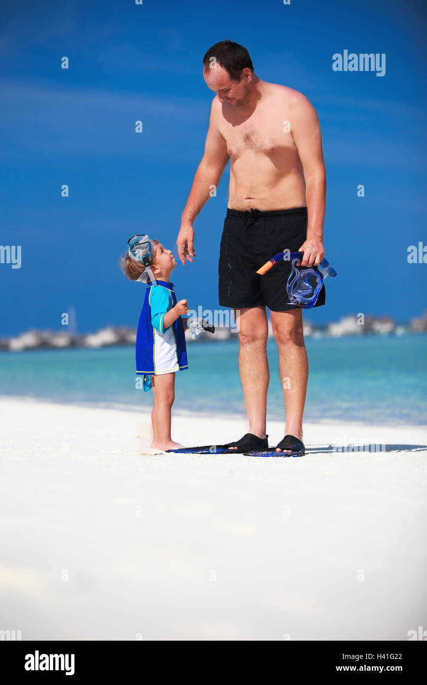 Vater mit seinem Sohn Spaß am Strand und immer bereit zum Schnorcheln Stockfoto