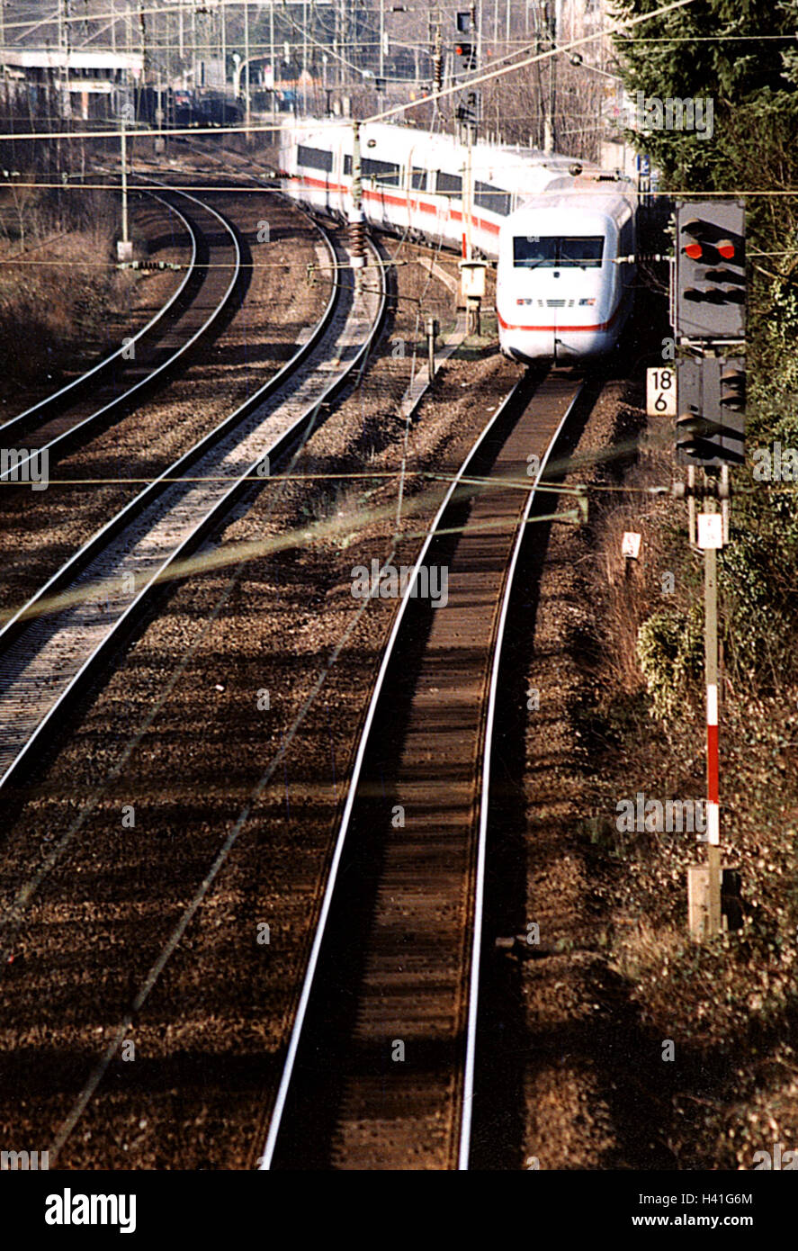 Hochgeschwindigkeitszug ICE Bahnhof, Zufahrt, nur redaktionell! Eisenbahn, Schienenverkehr, Schienenverkehr, Schienenverkehr, Flugbahn Verkehr, Mittel-Transport, Transport, Beförderung, öffentlich, Zug, Verbindung, intercity Zug, Signal, Stockfoto