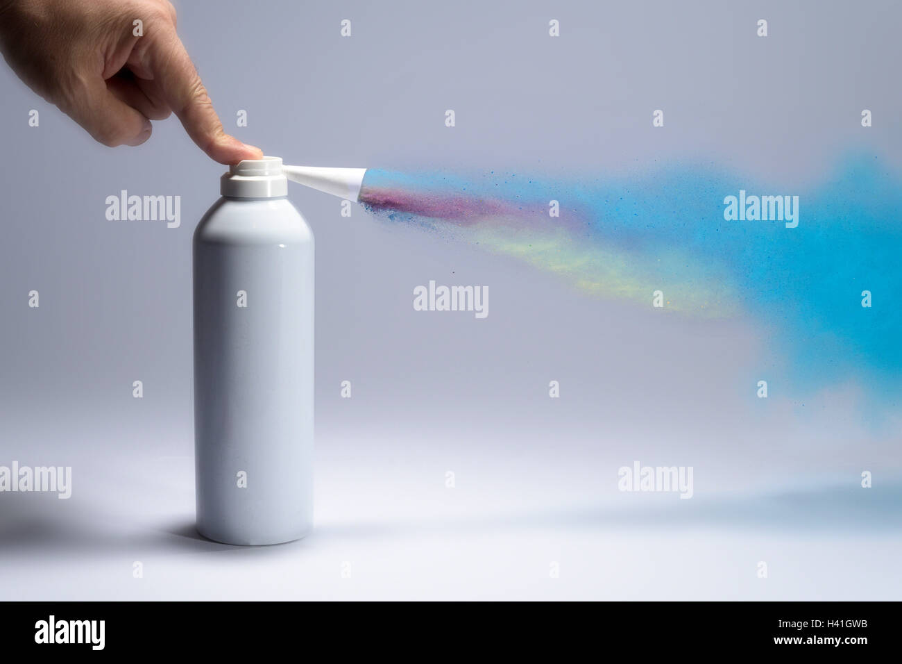 Multi-farbigen Pulver aus einem Spray kann Stockfoto