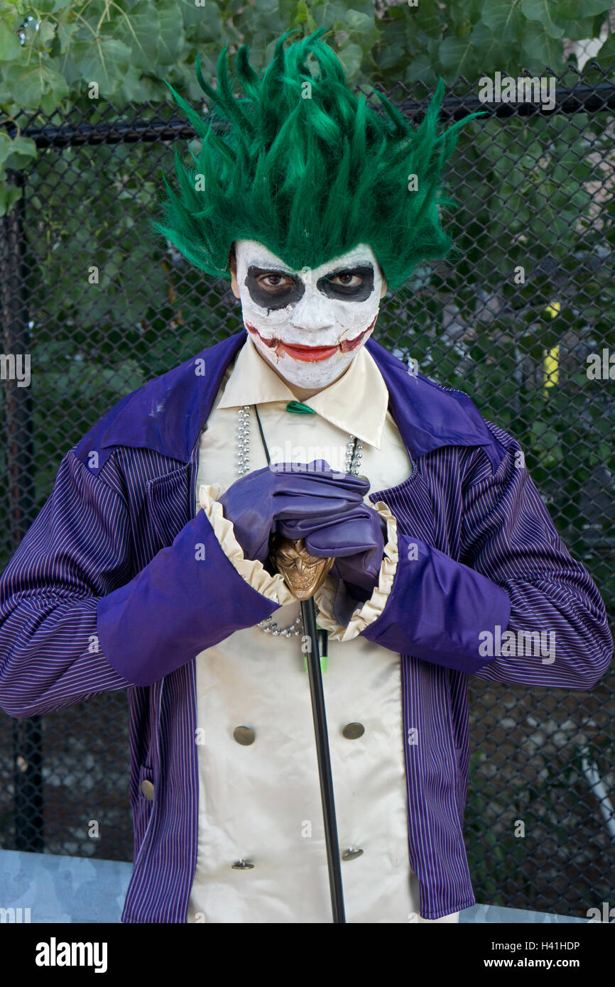 Ein Mann, der sich bei der Comicon 2016 in New York City als JOKER aus Batman-Comics verkleidet hat. Stockfoto