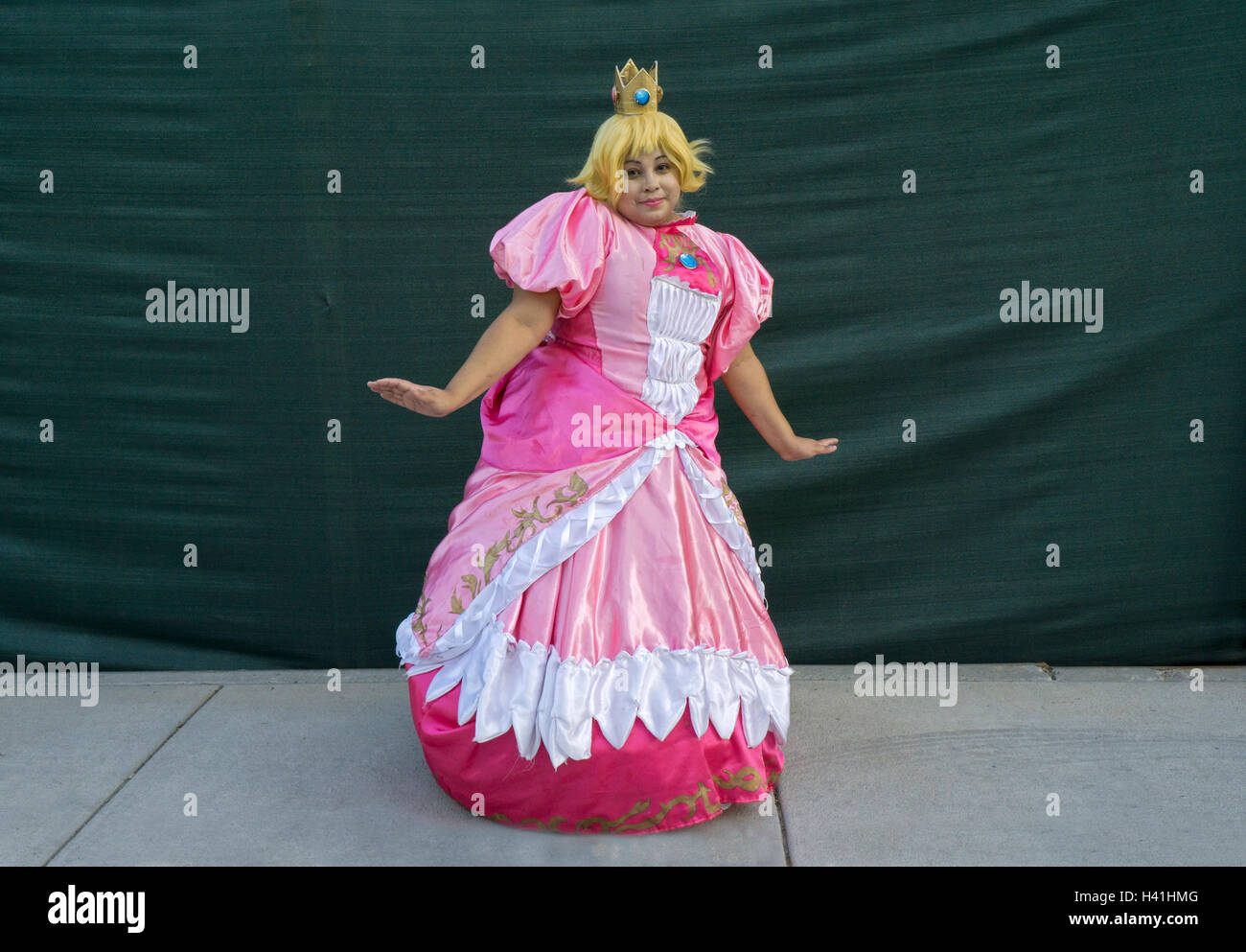 Ein Teenager als Prinzessin Peach von Nintendos Super Mario auf 2016 Comicon verkleidet in New York City. Stockfoto