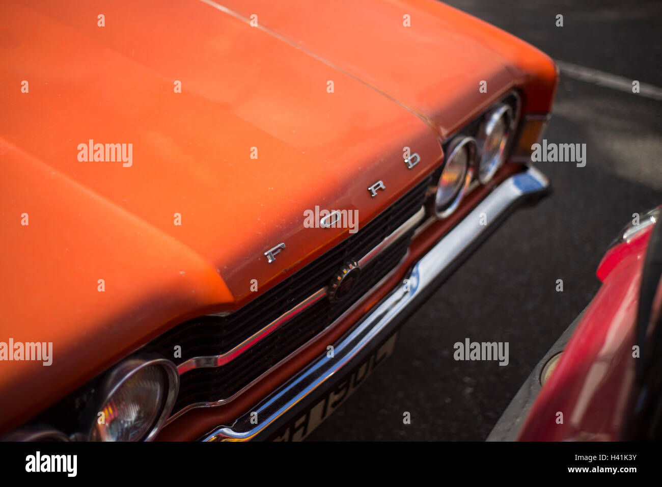 Vorderseite der hellen orange Ford Cortina. Stockfoto