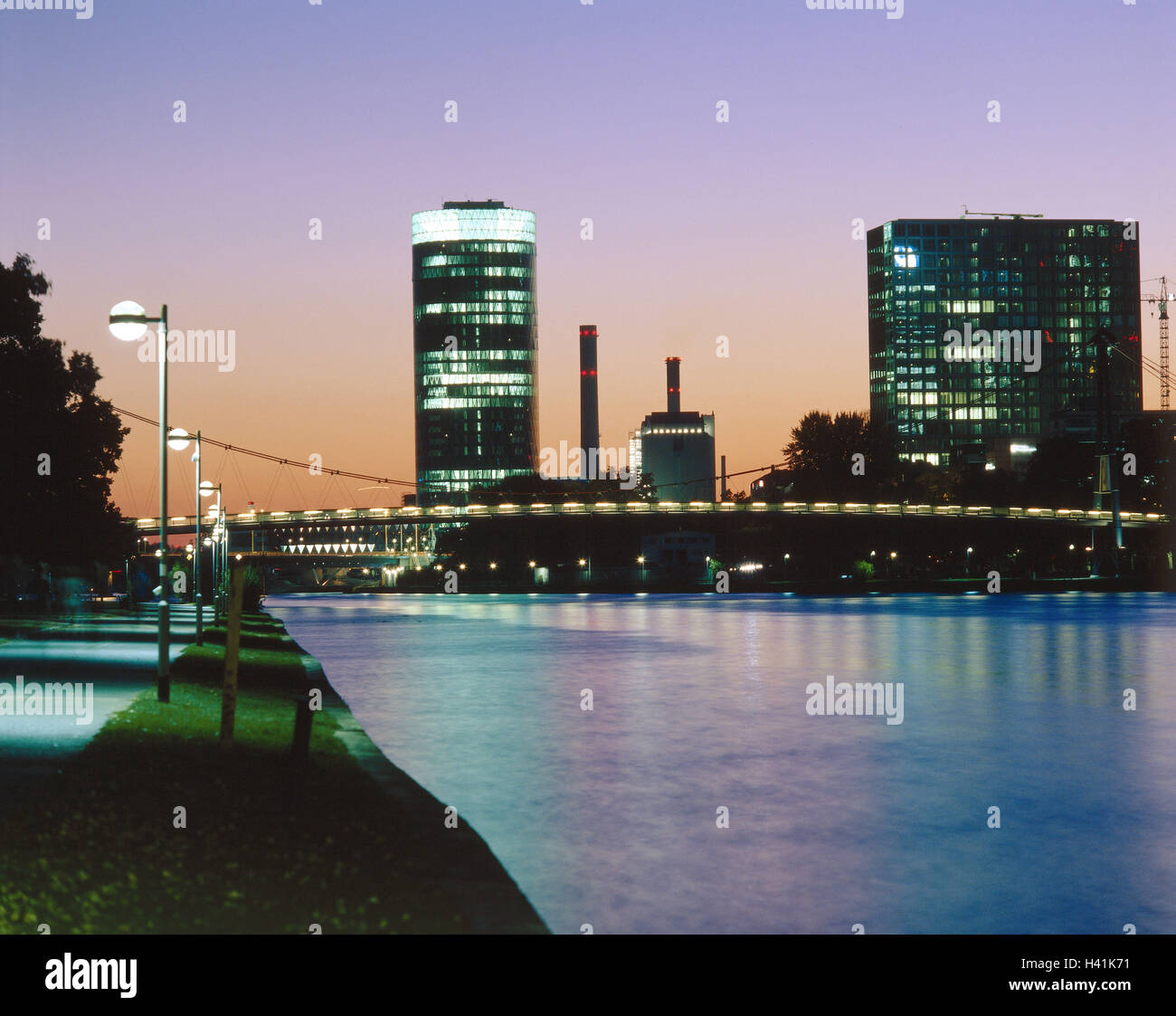 Deutschland, Hessen, Frankfurt, Main, Westhafen Tower, Hängebrücke, Main, Abend, Europa, Stadt, Blick auf die Stadt, Großstadt, Stadt, Main-Metropole, Finanzmetropole, Hochhäuser, Bürogebäude, Büro Hochhäuser, Main, Brücke, f Stockfoto