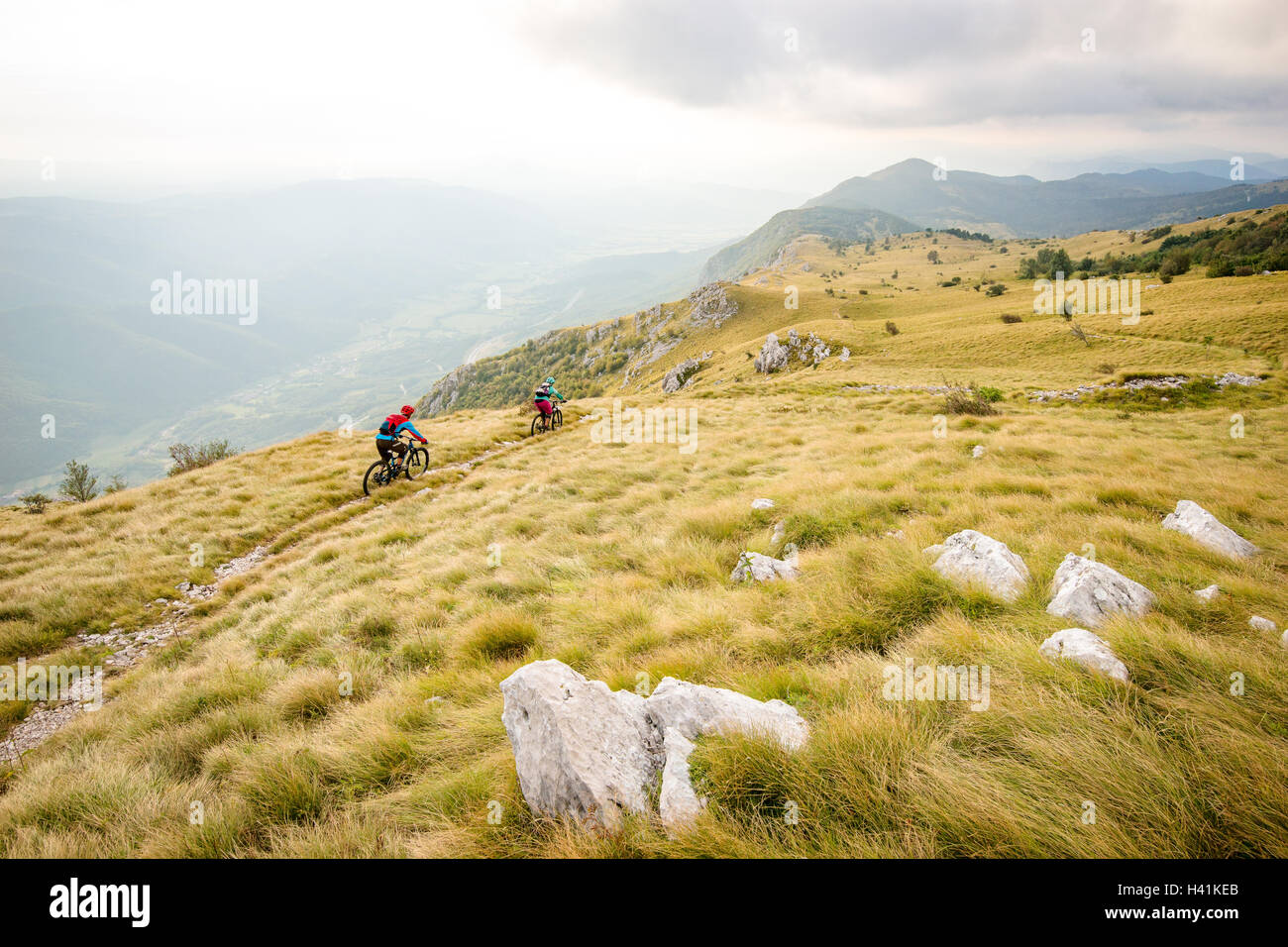 Zwei Mountainbiker auf einem Wanderweg in der Nähe von Vipava, Slowenien Stockfoto