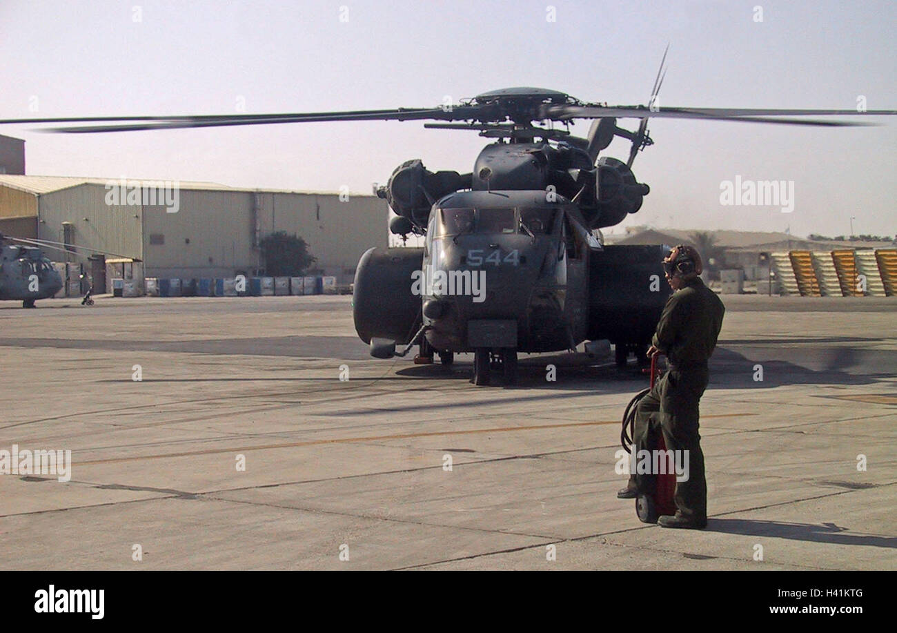 27. Januar 2003 Operation Enduring Freedom: Ein MH-53E Sea Dragon Hubschrauber von der USS Nassau auf dem Bahrain International Airport. Stockfoto