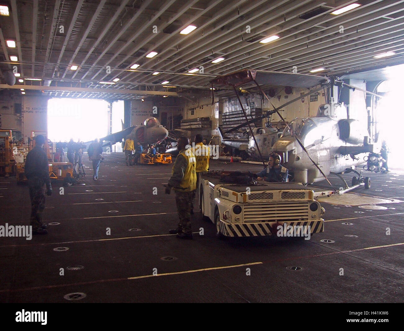28. Januar 2003 die Operation Enduring Freedom: a U.S. Navy Flight Deck Traktor auf dem Hangardeck der USS Nassau. Stockfoto
