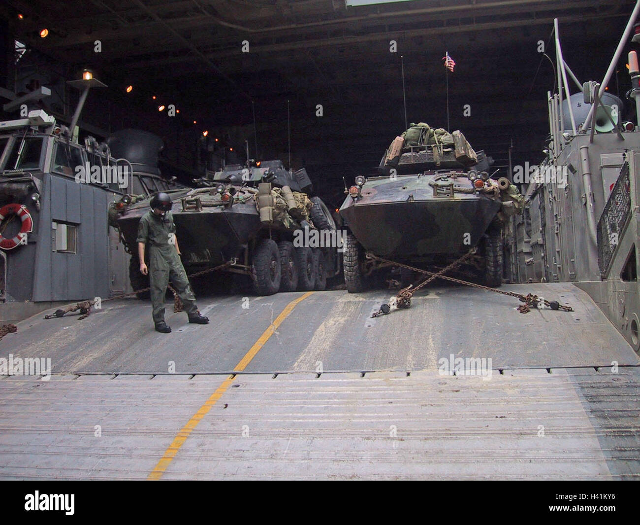 Januar 2003 Während Der Operation Enduring Freedom bewaffnung des US Marine Corps auf einem Hovercraft an Bord der "USS Tortuga" im Persischen Golf. Stockfoto