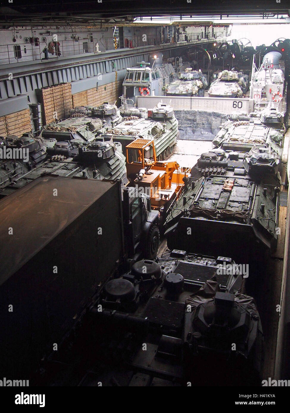 Januar 2003 Während Der Operation Enduring Freedom bewaffnung des US Marine Corps auf einem Hovercraft an Bord der "USS Tortuga" im Persischen Golf. Stockfoto