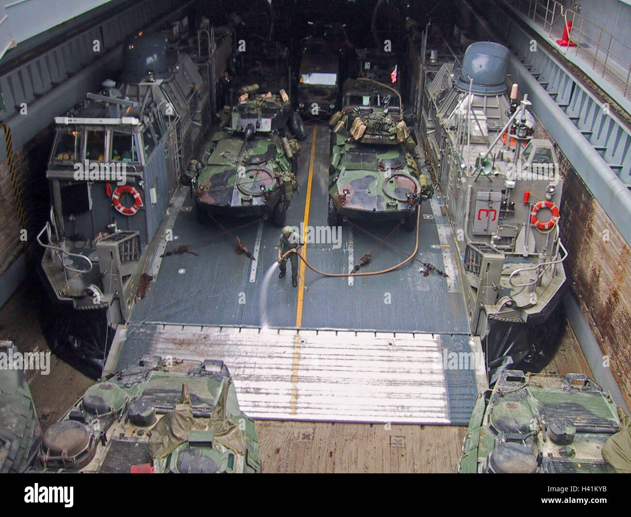 Januar 2003 Während Der Operation Enduring Freedom bewaffnung des US Marine Corps auf einem Hovercraft an Bord der "USS Tortuga" im Persischen Golf. Stockfoto