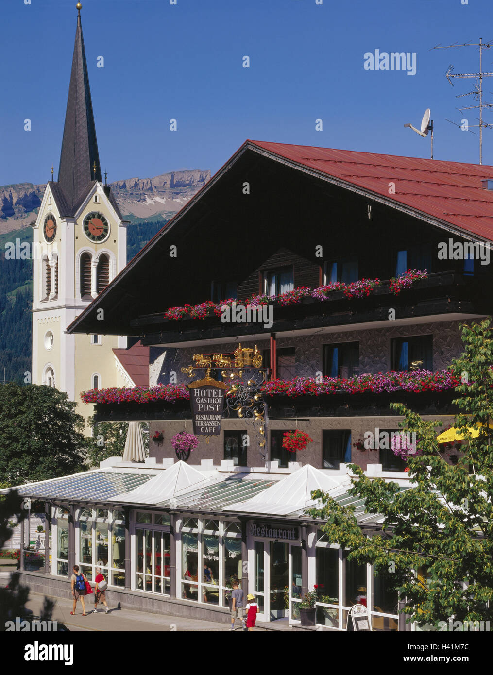 Österreich, Vorarlberg, Kleinwalsertal, Riezlern, Kirche Maria Opfer, Hotel Gasthof Post, Europa, Westösterreich, kleine Walsertal, Ort, Platz, Urlaubsort, Pfarrkirche, Kirche, Heilige Bau, Struktur, Architektur, Neubau, baut 1890 - 1892, Architekt Johann Mayer, Kirchturm, Hotelgebäude, Post Hotel, Hintergrund, Mountain, hoher Ifen, 2232 m Stockfoto