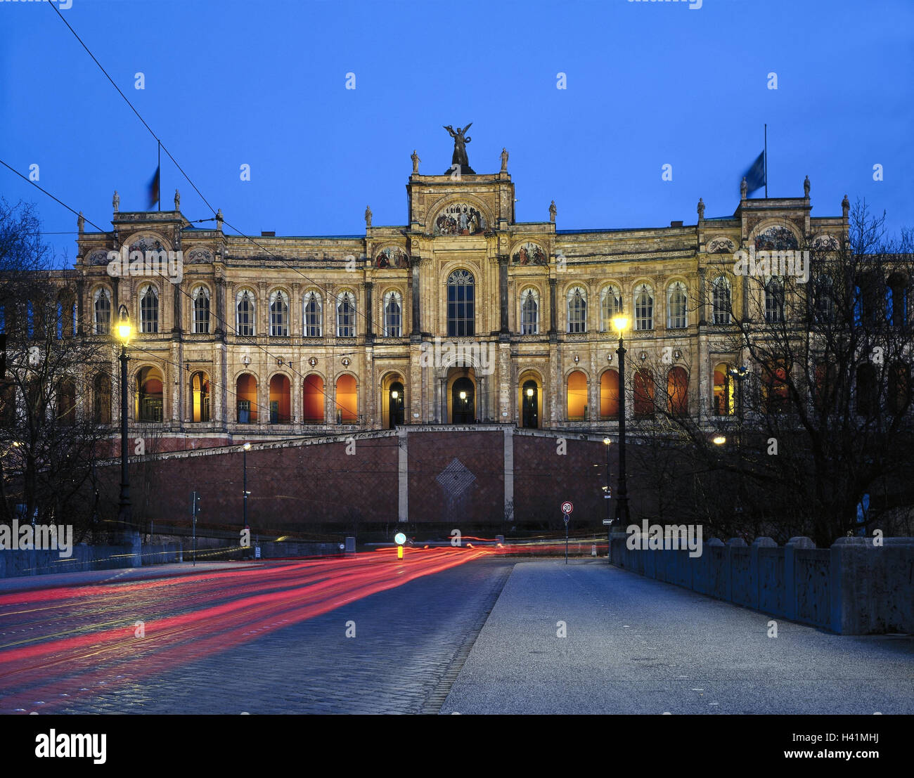 Deutschland, Oberbayern, München, Maximilianeum, Abend, draußen, Bayern, Landeshauptstadt, Altstadt, Lehel, Maximilianstraße, Struktur, Gebäude, Architektur, baut in 1857-1874, Baustil, Neorenaissance, Sitz der Regierung, Landtag Sitz, Platz Stockfoto