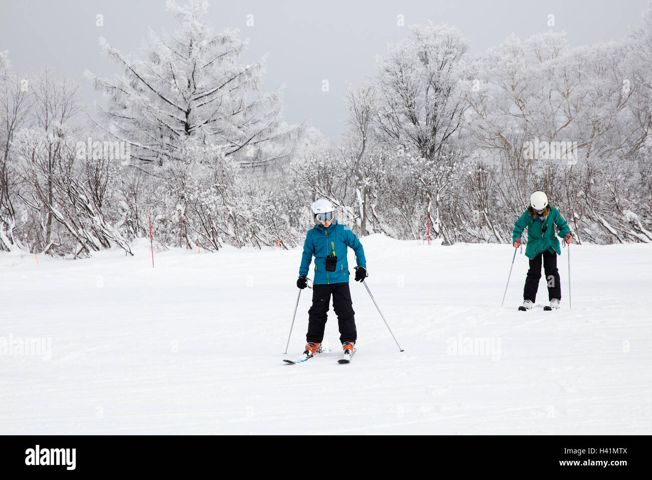 Mädchen und jungen Skifahren, Japan Stockfoto