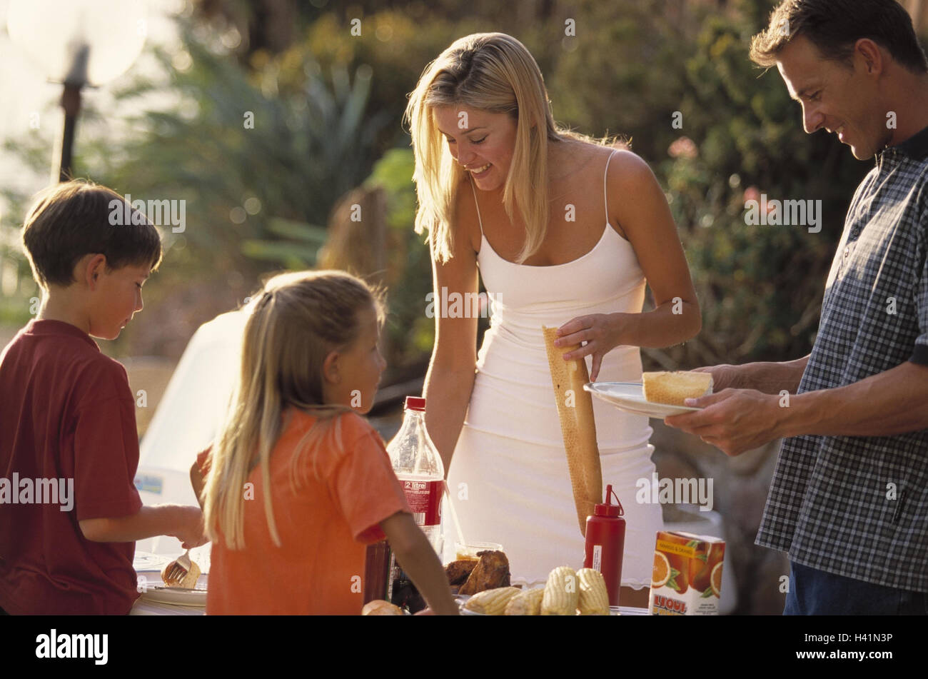 Gartenparty, Familie, Vorbereitungen, Tabelle, Abdeckung, Detail, Grill fest, Gartenparty, Eltern, Kinder, Tochter, Mädchen, junge, Sohn, Grillen, zubereiten, Lebensmittel, Getränke, Essen, Essen, zusammen, Sommer, draußen, Lebensstil Stockfoto