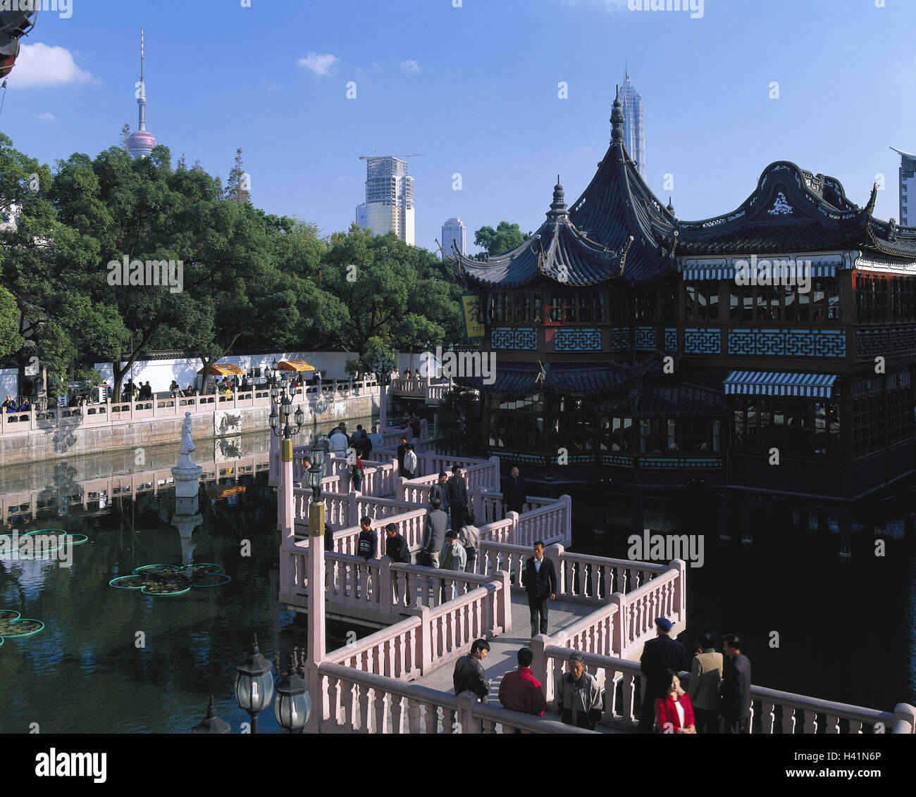 China, Shanghai, Yu bewacht, neun-ner Brücke, Besucher, Asien, Ostasien, Zhonghua Renmin Gongheguo, Insel Staat, östlichen China, Ort, Stadt, Teil Stadt, Yu Park, Yu Park, Yu-Garten, Garten, See, Teich, Garten Neunfache-Zick-Zack-Brücke, Brücke, Zick-Zack-Brücke, Teehaus, Erholungsgebiet Stockfoto