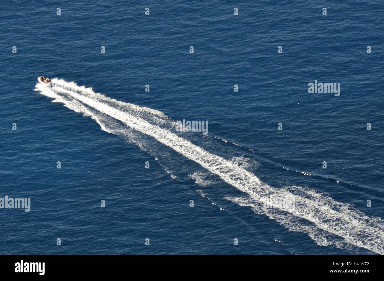 Speed-Boot Segeln über den Ozean Stockfoto