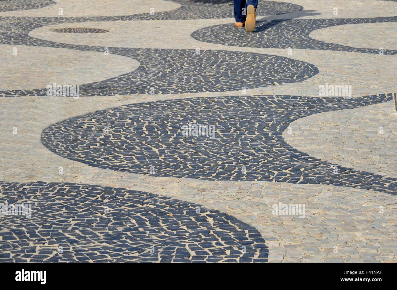 Mannes Füße entlang Bürgersteig Copacabana, Rio De Janeiro, Brasilien Stockfoto
